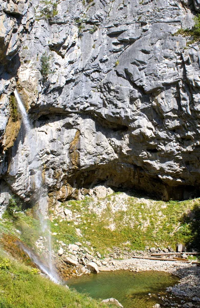Eine Vertikale Aufnahme Eines Wasserfalls Vor Einer Felsklippe Der Wildnis — Stockfoto