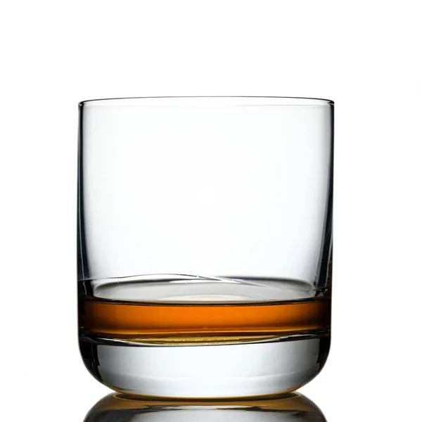 Primo Piano Bicchiere Bicchiere Con Whisky Isolato Bianco — Foto Stock