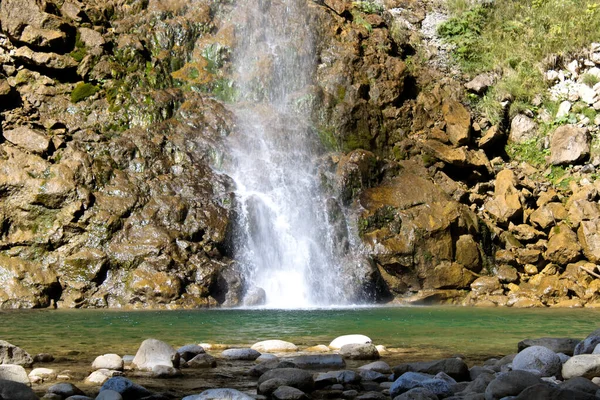 Beautiful Day Wilderness Exotic Waterfall Running Rocky Cliff — Stock Photo, Image