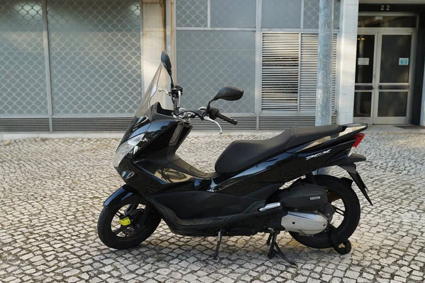 Lisbon Portugalsko 2021 Motocykl Honda Pcx Chodníku Lisabonu Portugalsko — Stock fotografie
