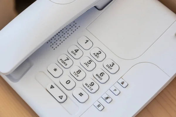 Zbliżenie Białego Telefonu Pokoju Hotelowym — Zdjęcie stockowe