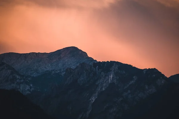 Güzel Bir Akşamda Bulutların Altında Bir Sıradağ — Stok fotoğraf