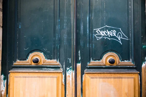 Paris France Aug 2021 Closeup Shot Vintage Old Door Graffiti — Stock Photo, Image