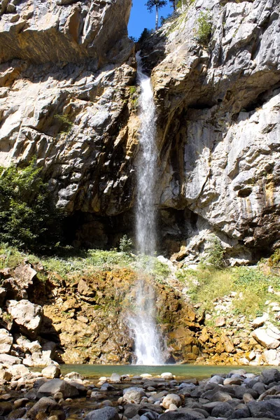 Tiro Vertical Uma Cachoeira Linda Correndo Por Penhasco Rochoso Sob — Fotografia de Stock