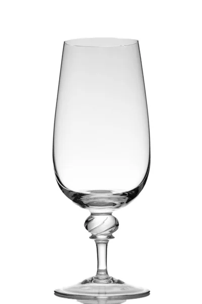 一个垂直拍摄的空啤酒杯隔离在白色上 — 图库照片