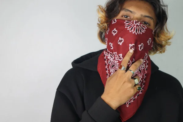 Ung Gangsterindian Med Bandana Som Täcker Ansiktet Och Ringar Fingrarna — Stockfoto