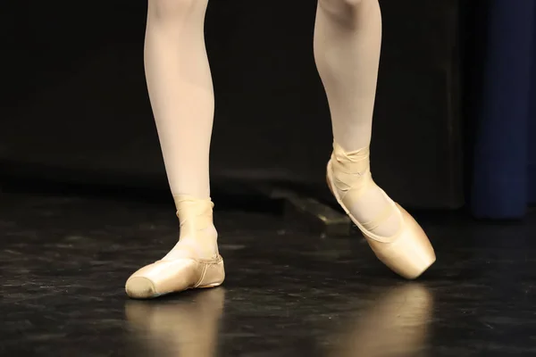 Πόδια Μιας Χορεύτριας Μπαλέτου Ένα Λαμπερό Πάτωμα Από Κάτω — Φωτογραφία Αρχείου