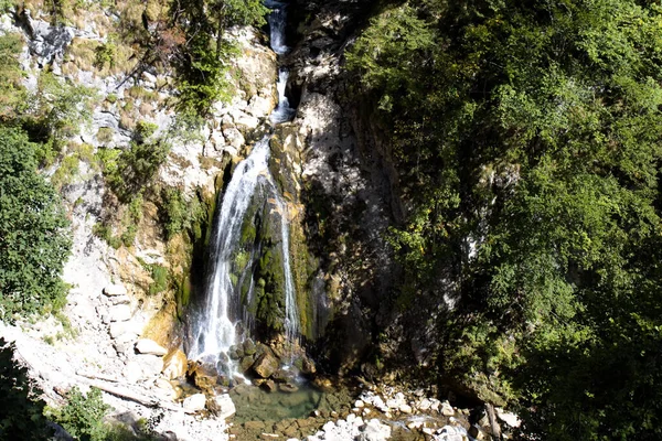 Красивый Вид Воздуха Экзотический Водопад Спускающийся Скале Окружении Пышных Деревьев — стоковое фото
