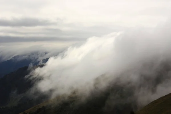 Eine Wunderschöne Berglandschaft Mit Flauschigen Wolken Unter Einem Bewölkten Himmel — Stockfoto