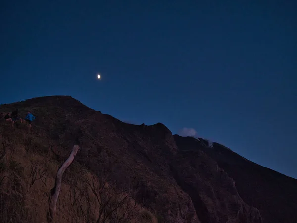 一个美丽的景象 夜空中有月亮 前景是一座山 — 图库照片