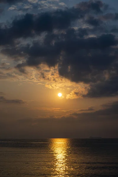 平静的海面上美丽的落日 — 图库照片