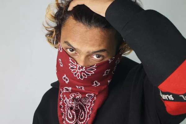 Jovem Bandido Indiano Com Uma Bandana Cobrindo Seu Rosto — Fotografia de Stock