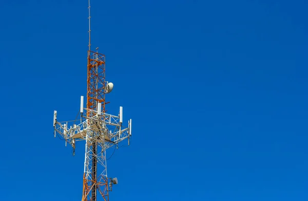 Tiro Ângulo Baixo Uma Torre Eletricidade Alta Céu Azul — Fotografia de Stock