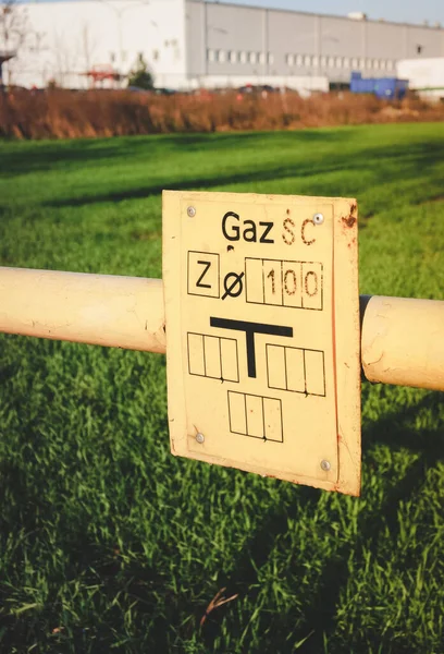 Gadki Polonia Octubre 2016 Punto Amarillo Gas Metálico Campo Agrícola — Foto de Stock