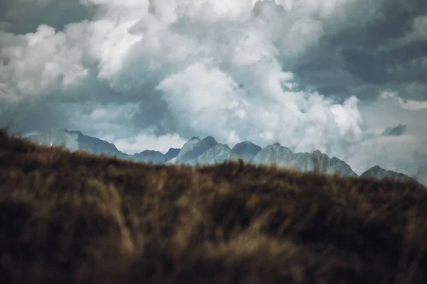 Krajina Pod Zamračenou Oblohou Kopci Horami — Stock fotografie