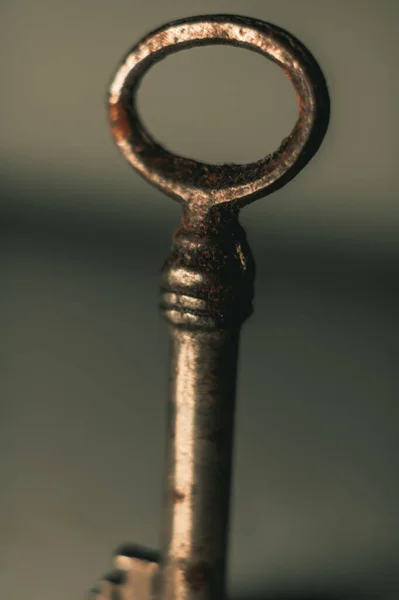 Μια Κάθετη Λήψη Ενός Παλαιωμένου Βρώμικου Κλειδιού — Φωτογραφία Αρχείου