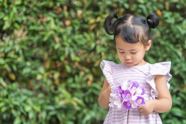 Foco Raso Bonito Sudeste Asiático Segurando Flores Violetas Com Folhas — Fotografia de Stock