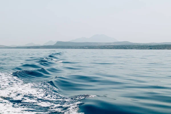 Ένα Όμορφο Πλάνο Μιας Πεντακάθαρης Αφρώδους Ήρεμης Θάλασσας — Φωτογραφία Αρχείου