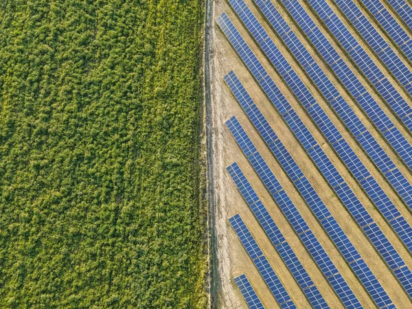 Tiro Aéreo Uma Paisagem Com Uma Metade Campo Verde Outro — Fotografia de Stock