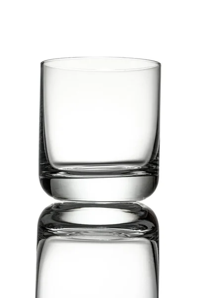白に隔離された空のウイスキーのタンブラーグラスのクローズアップショット — ストック写真