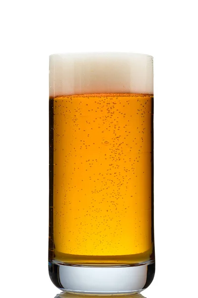 在白色的半透明玻璃杯中夹有泡沫的新鲜啤酒的特写镜头 — 图库照片
