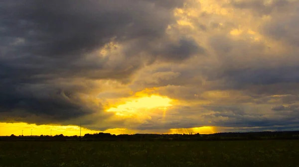 Une Belle Vue Sur Coucher Soleil Pittoresque Des Nuages Sombres — Photo