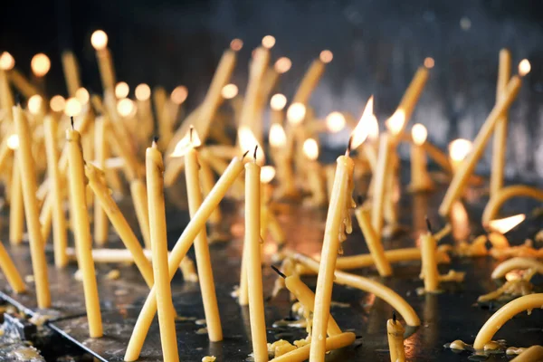 Eine Nahaufnahme Von Gelben Brennenden Kerzen — Stockfoto