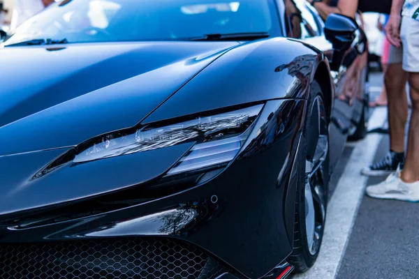 Phares Avant Voiture Sport Moderne Noire Sur Fond Plage Ville — Photo