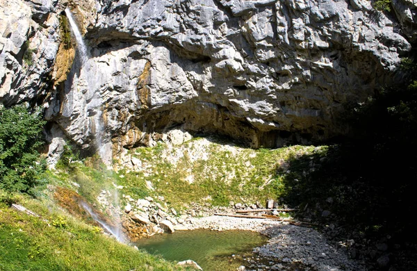 Een Zonnige Dag Wildernis Met Een Waterval Die Langs Een — Stockfoto