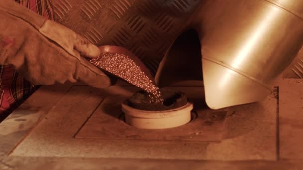 铁匠浇注黄铜球在金属制造厂熔融的特写镜头 — 图库视频影像