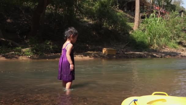 Footage Little Girl Playing River Shore — Stock videók