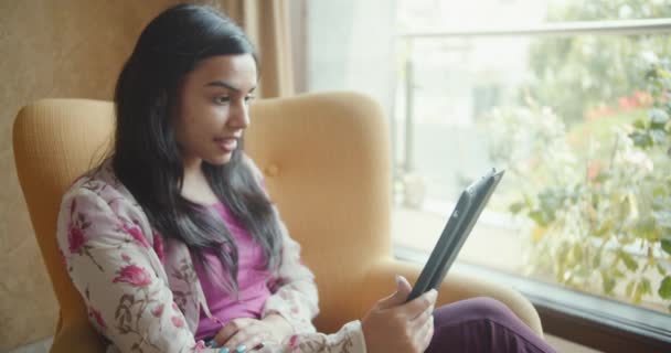 Πλάνα Από Όμορφη Νεαρή Ινδή Γυναίκα Χρησιμοποιώντας Ψηφιακή Ταμπλέτα — Αρχείο Βίντεο