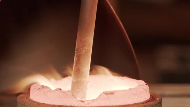 Metal Üretim Fabrikasındaki Yüksek Sıcaklıklarda Eriyen Pirinçlerin Yakın Çekim Görüntüleri — Stok video