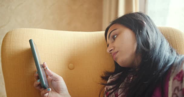 美丽的年轻印度女人用智能手机打视频电话的镜头 — 图库视频影像