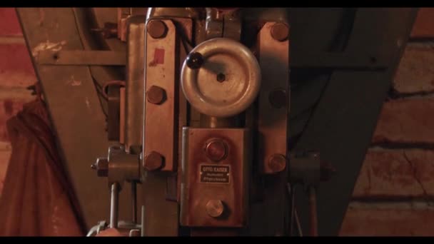 Metal Üretim Fabrikasındaki Makinenin Yakın Çekim Görüntüleri — Stok video