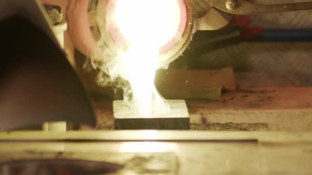 Close Upbeelden Van Gesmolten Messing Bij Hoge Temperaturen Een Metaalfabriek — Stockvideo