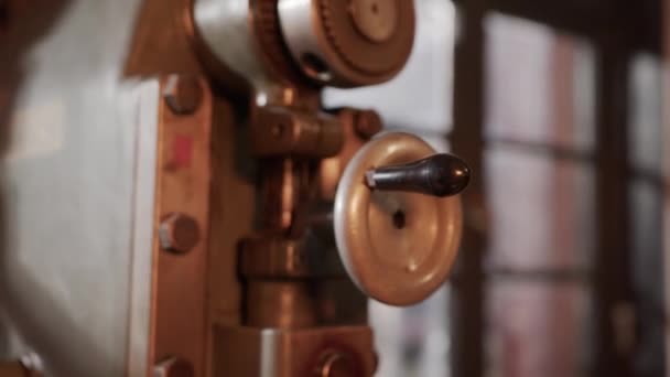 Close Upbeelden Van Mechanische Smeedmachine Metaalfabriek — Stockvideo