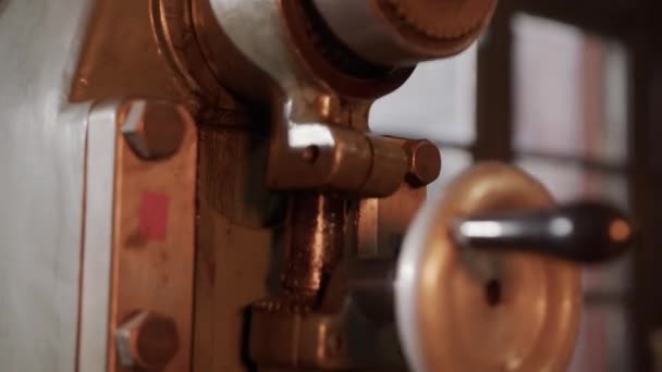 Metal Üretim Fabrikasındaki Makinenin Yakın Çekim Görüntüleri — Stok video
