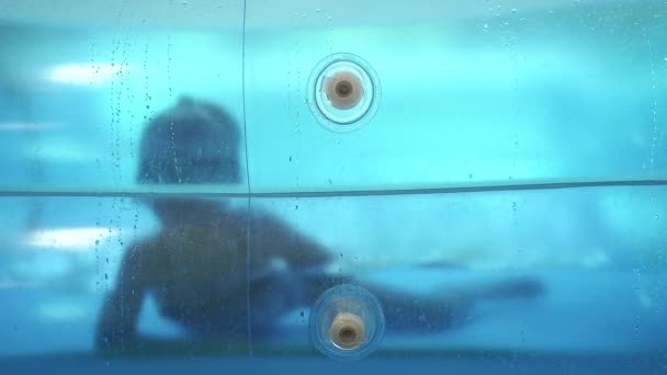 小女孩在游泳池里游泳 — 图库视频影像
