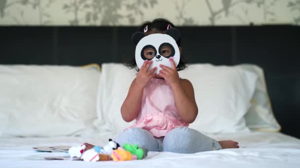 Linda Chica Jugando Con Juguetes Panda Máscara Casa — Vídeos de Stock