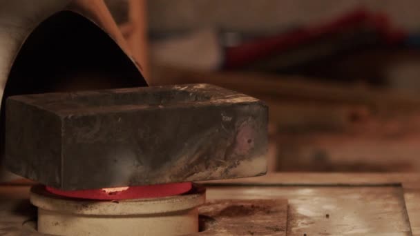 Nahaufnahmen Von Schmelzendem Messing Bei Hohen Temperaturen Der Metallfabrik — Stockvideo