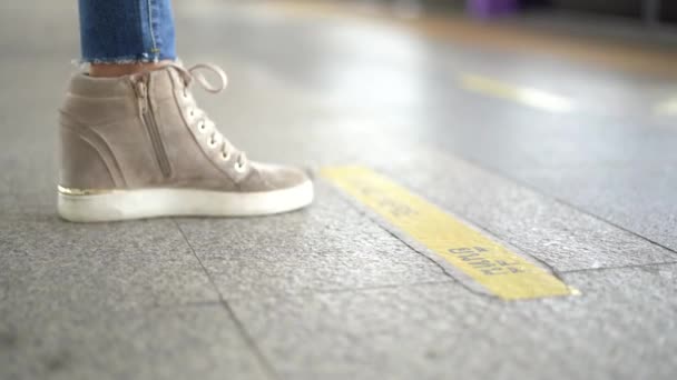 Closeup Shot Young Woman Walking Street — Stock Video