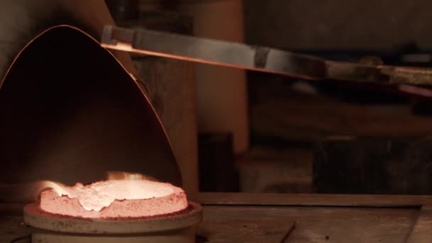 Metal Üretim Fabrikasındaki Yüksek Sıcaklıklarda Eriyen Pirinçlerin Yakın Çekim Görüntüleri — Stok video