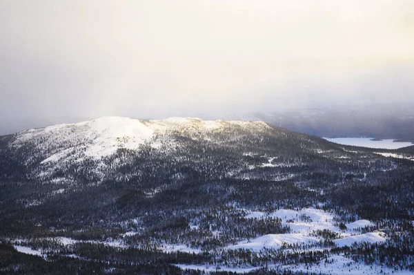 美丽的白雪覆盖的高山美景迷人极了 — 图库照片