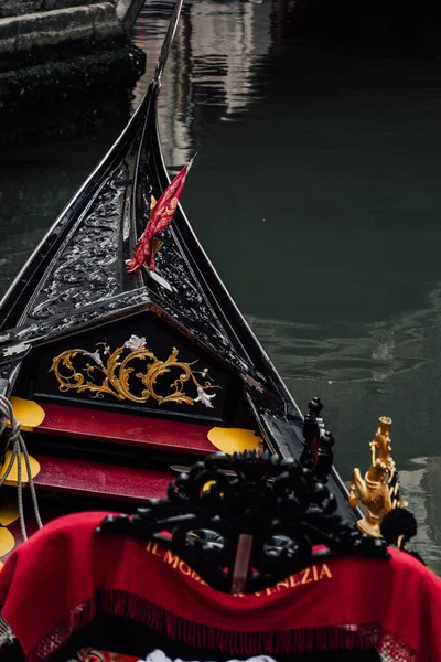 Une Élégante Gondole Avec Des Sculptures Dans Canal Venise Italie — Photo