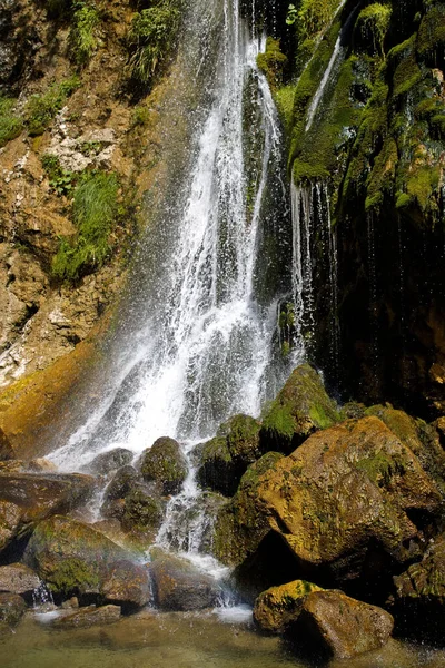 Tiro Vertical Uma Bela Cachoeira Correndo Para Baixo Grandes Rochas — Fotografia de Stock