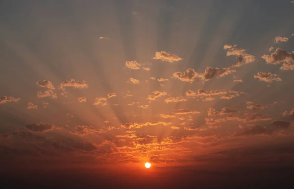 Une Vue Panoramique Des Rayons Dans Ciel Coucher Soleil — Photo