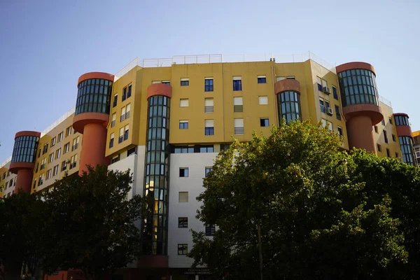 Lisbonne Portugal Juil 2021 Immeuble Résidentiel Moderne Derrière Des Arbres — Photo