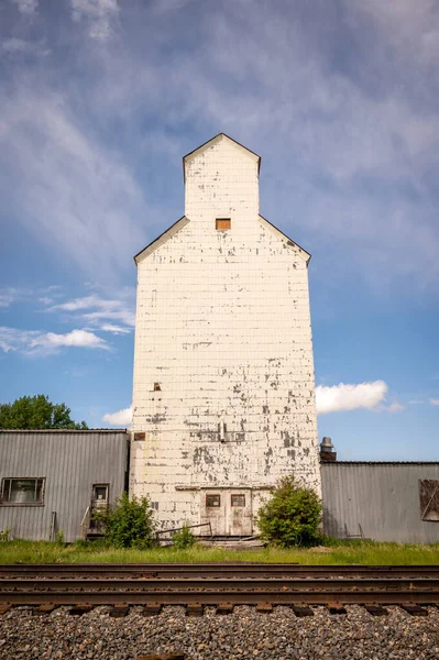 Eine Vertikale Aufnahme Eines Weißen Gebäudes Eines Getreideaufzugs Vor Blauem — Stockfoto