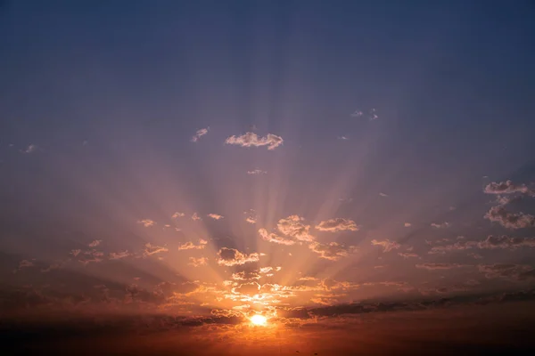 Une Vue Panoramique Des Rayons Dans Ciel Coucher Soleil — Photo